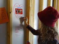 The Woodlands Hills community comes together to leave notes of welcome and inspiration for a veteran moving in