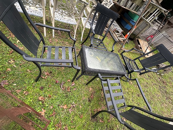 Patio table chairs set